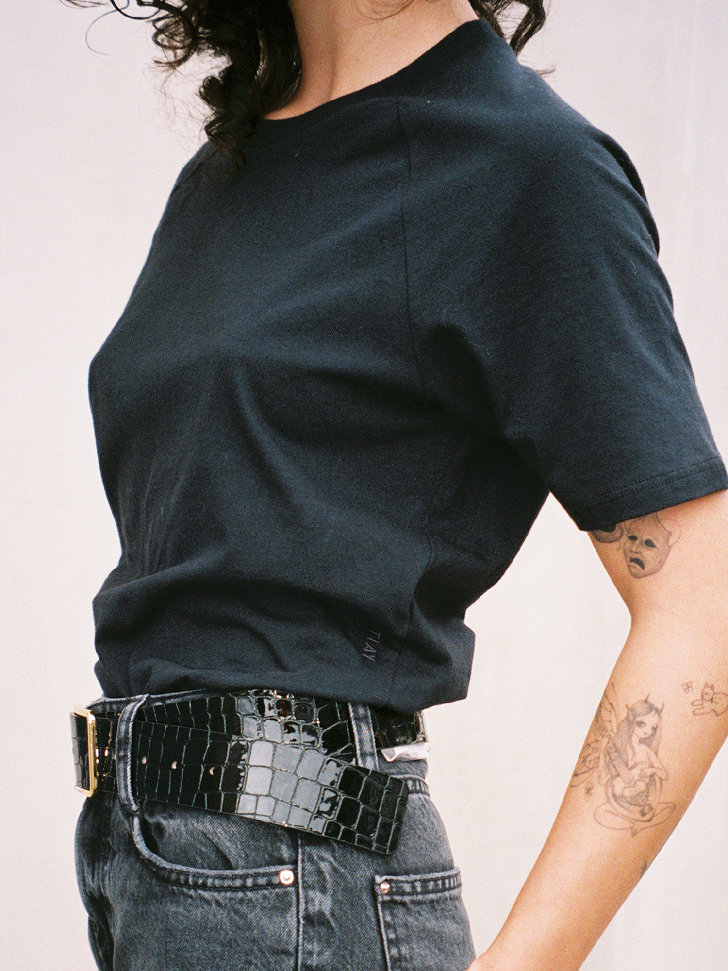 black short sleeve t-shirt